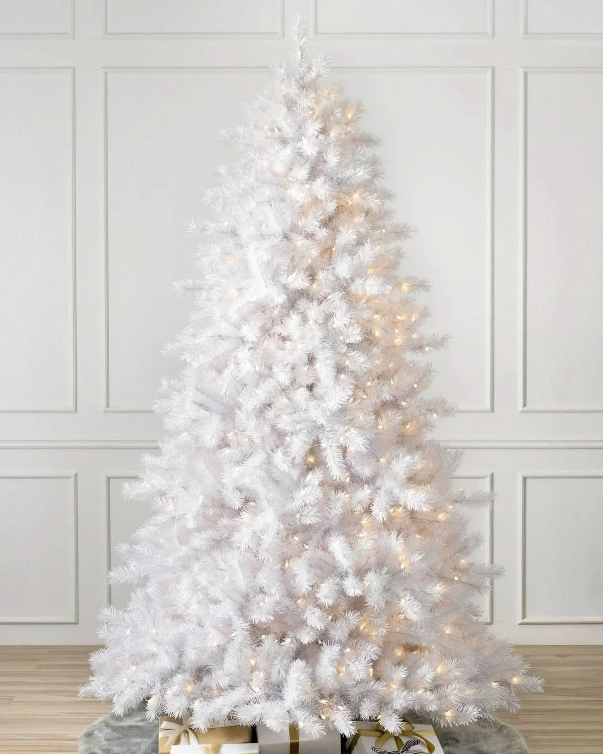 Árvore de Natal Branca Classic com Galhos Flexíveis, Base Metálica e Micro LEDs Integrados