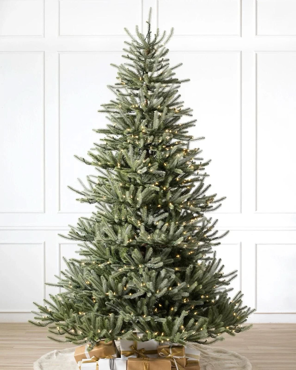 Árvore de Natal Sanibel Spruce com Galhos Flexíveis, Base Metálica e Micro LEDs Integrados