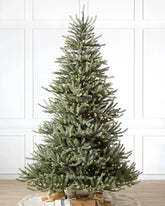 Árvore de Natal Sanibel Spruce com Galhos Flexíveis, Base Metálica e Micro LEDs Integrados