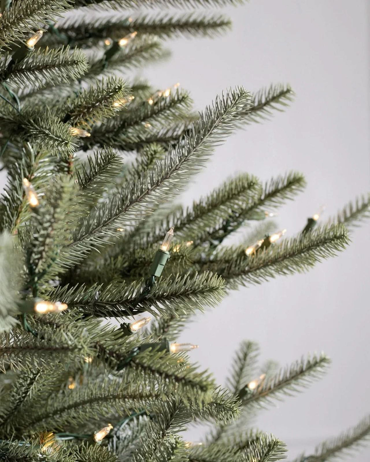 Árvore de Natal Sanibel Spruce com Galhos Flexíveis, Base Metálica e Micro LEDs Integrados