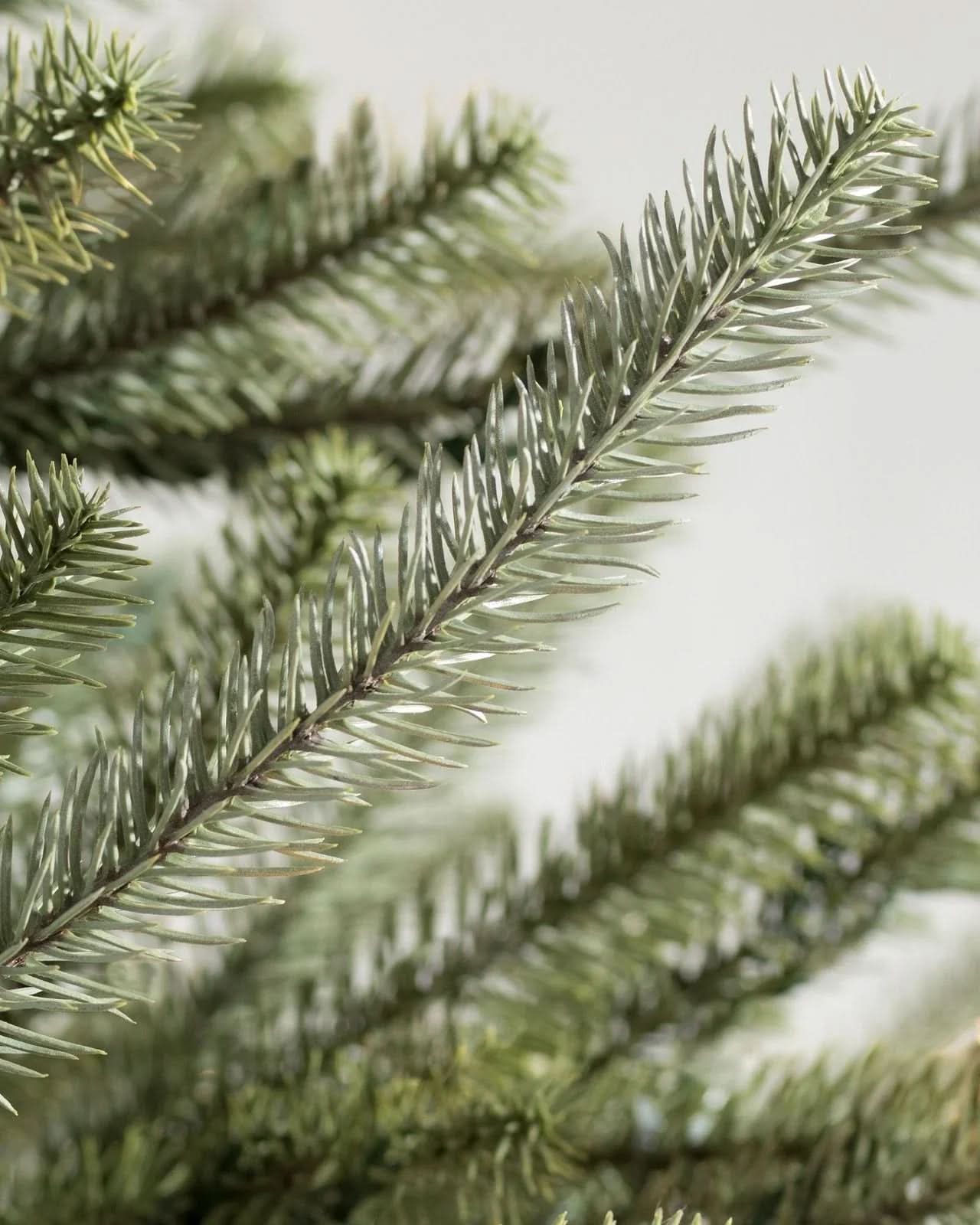 Árvore de Natal Sanibel Spruce com Galhos Flexíveis, Base Metálica e Micro LEDs Integrados