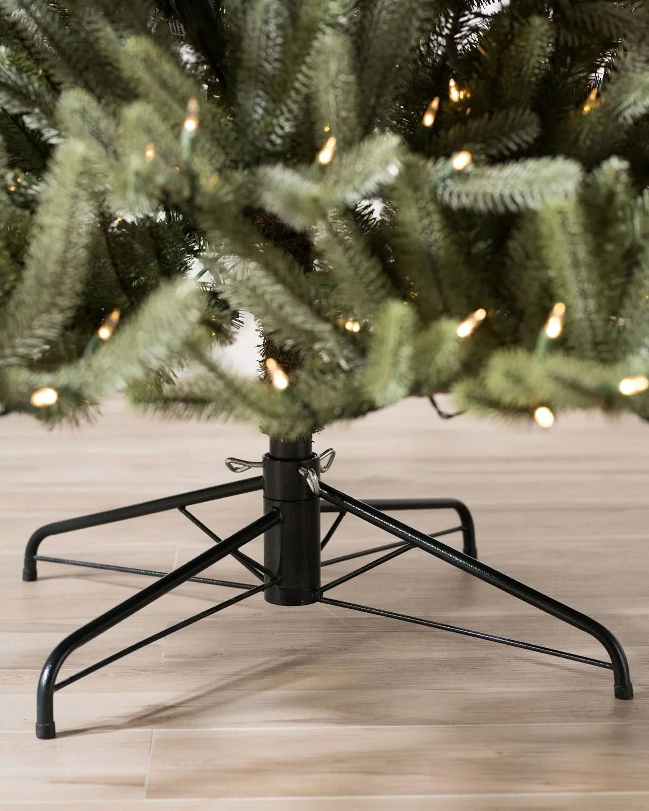Árvore de Natal Sanibel Spruce com Galhos Flexíveis, Base Metálica e Micro LEDs Integrados