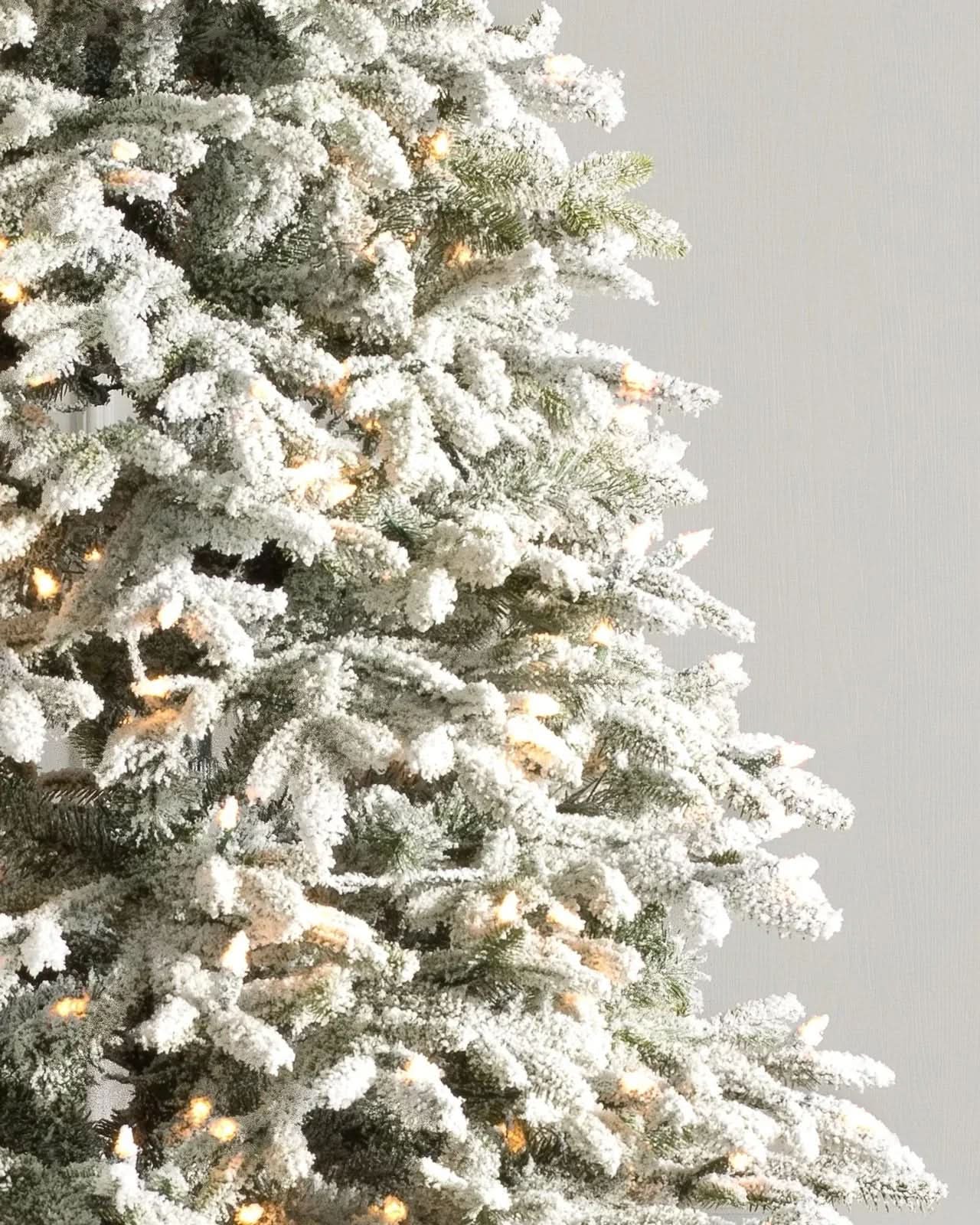 Árvore de Natal Nevada Frosted Fraser com Galhos Flexíveis, Base Metálica e Micro LEDs Integrados