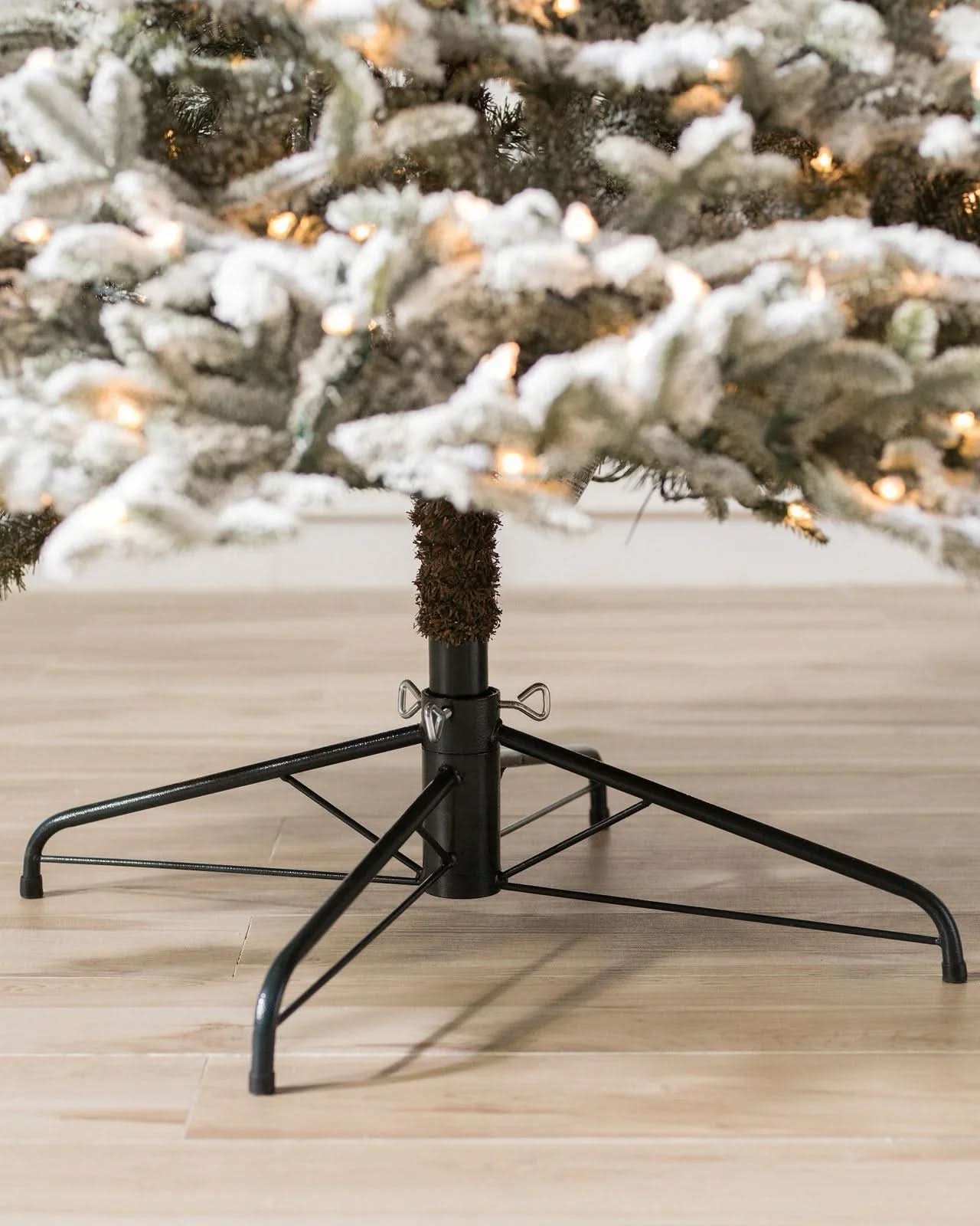 Árvore de Natal Nevada Frosted Fraser com Galhos Flexíveis, Base Metálica e Micro LEDs Integrados