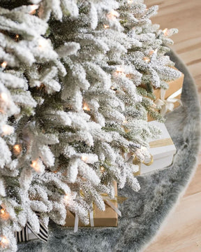 Árvore de Natal Nevada Frosted Fraser com Galhos Flexíveis, Base Metálica e Micro LEDs Integrados