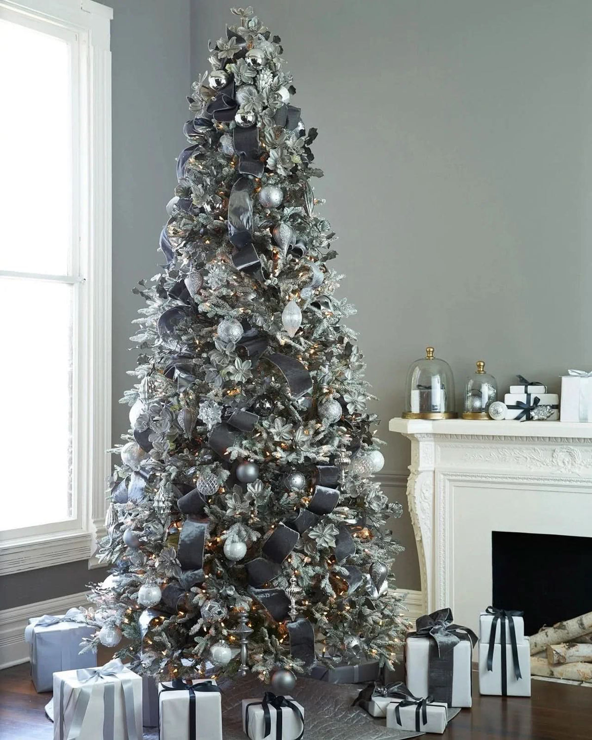 Árvore de Natal Nevada Frosted Fraser com Galhos Flexíveis, Base Metálica e Micro LEDs Integrados