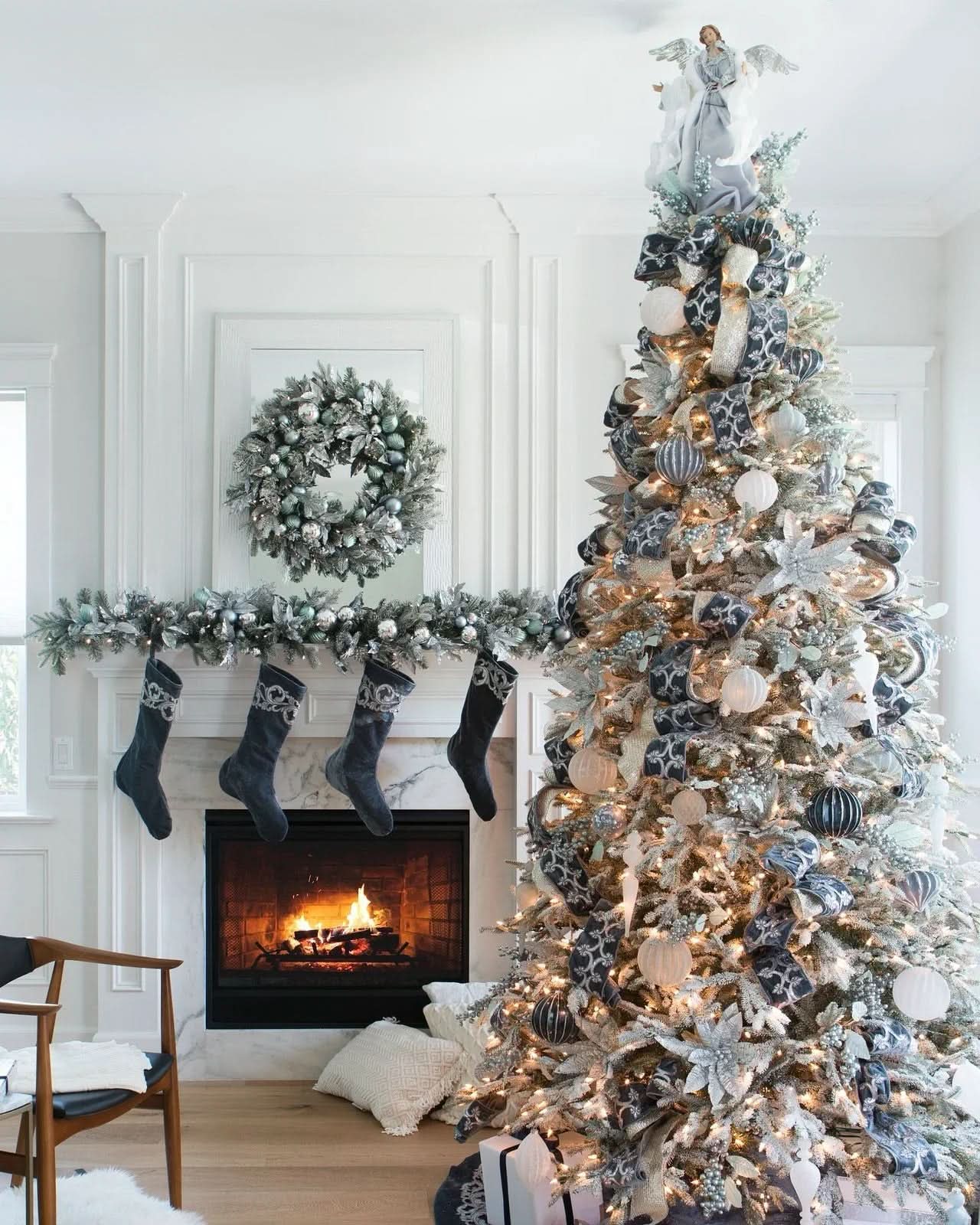 Árvore de Natal Nevada Frosted Fraser com Galhos Flexíveis, Base Metálica e Micro LEDs Integrados