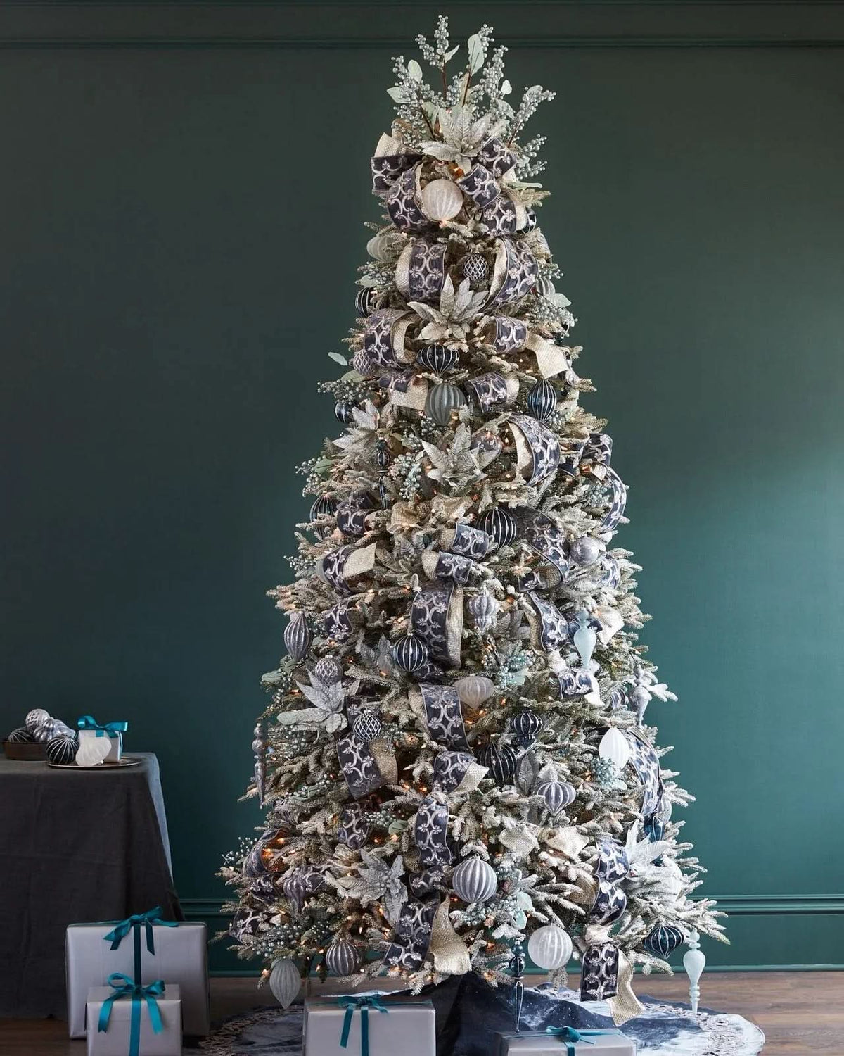 Árvore de Natal Nevada Frosted Fraser com Galhos Flexíveis, Base Metálica e Micro LEDs Integrados