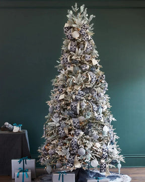 Árvore de Natal Nevada Frosted Fraser com Galhos Flexíveis, Base Metálica e Micro LEDs Integrados