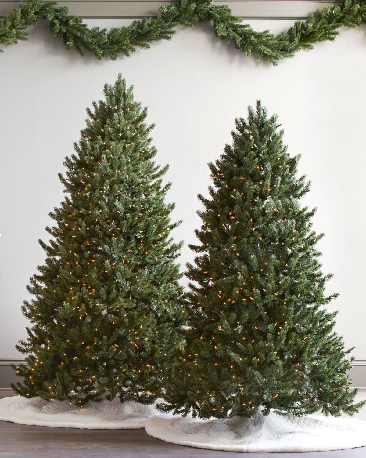 Árvore de Natal Vermont White Spruce com Galhos Flexíveis, Base Metálica e Micro LEDs Integrados