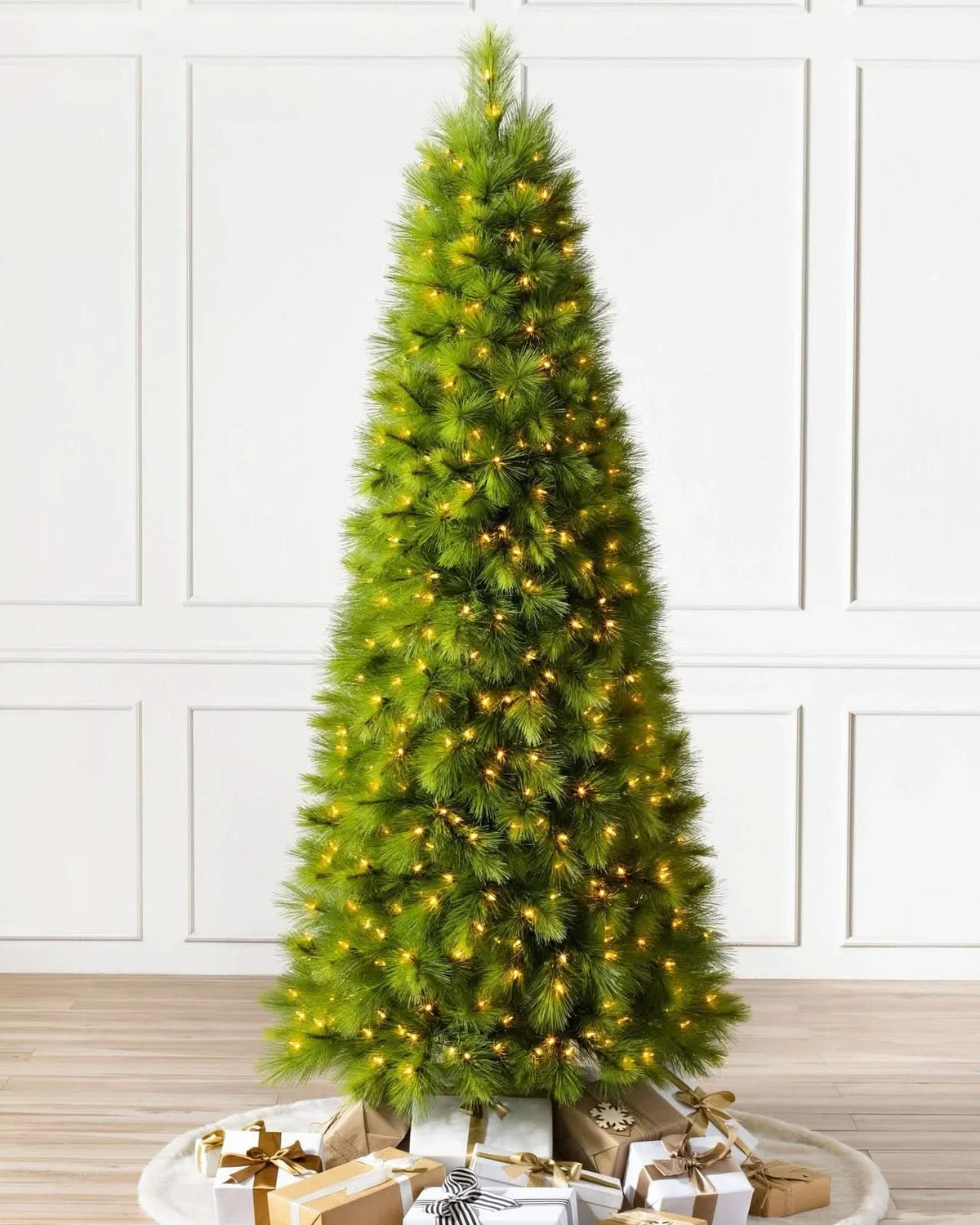 Árvore de Natal Slim Monterey Pine com Galhos Flexíveis, Base Metálica e Micro LEDs Integrados