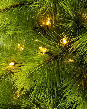Árvore de Natal Slim Monterey Pine com Galhos Flexíveis, Base Metálica e Micro LEDs Integrados
