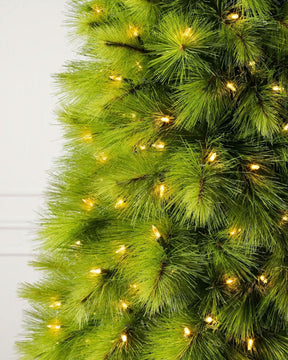 Árvore de Natal Slim Monterey Pine com Galhos Flexíveis, Base Metálica e Micro LEDs Integrados