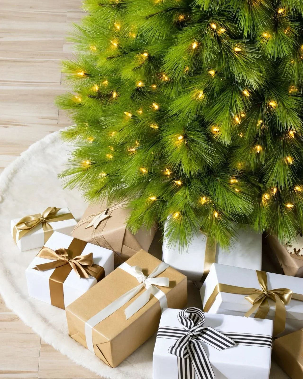 Árvore de Natal Slim Monterey Pine com Galhos Flexíveis, Base Metálica e Micro LEDs Integrados