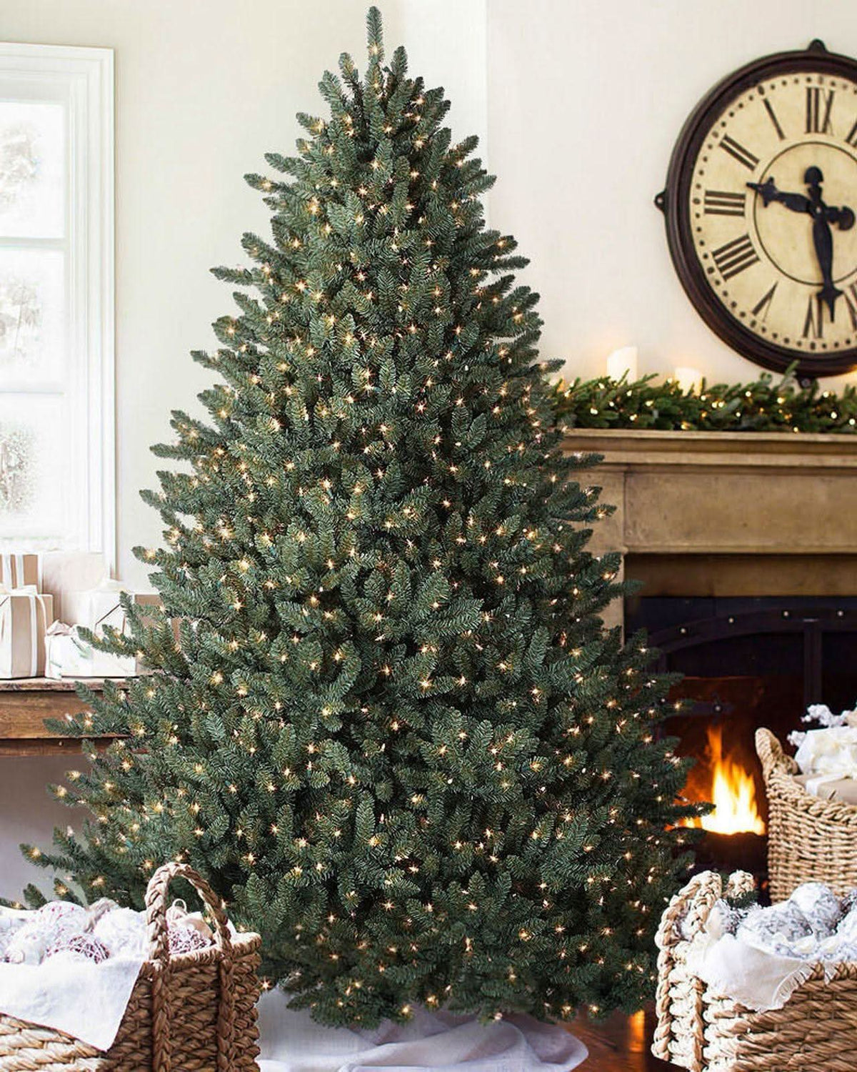 Árvore de Natal Blue Spruce Clássica com Galhos Flexíveis, Base Metálica e Micro LEDs Integrados