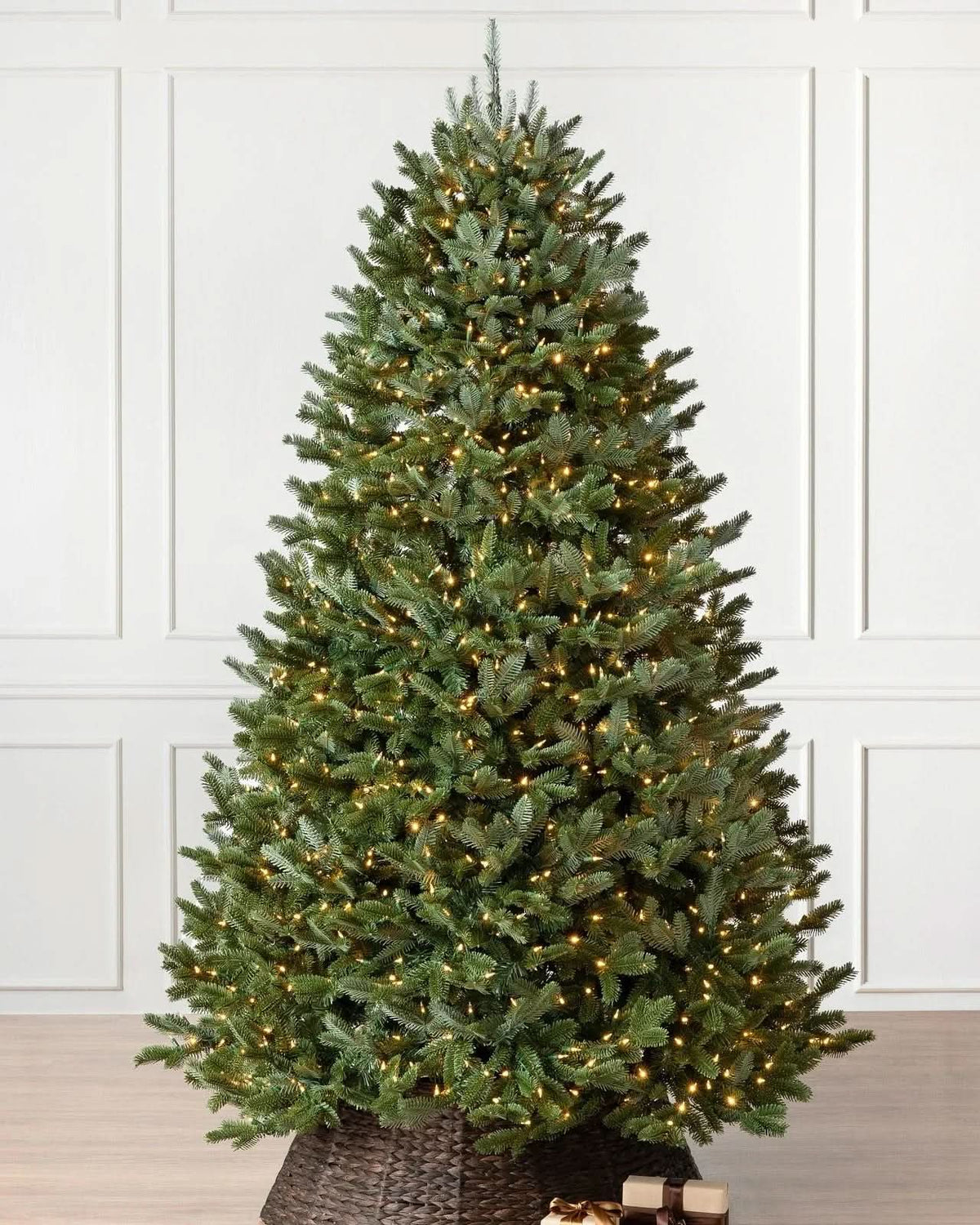 Árvore de Natal Verde Clássica com Galhos Flexíveis, Base Metálica e Micro LEDs Integrados