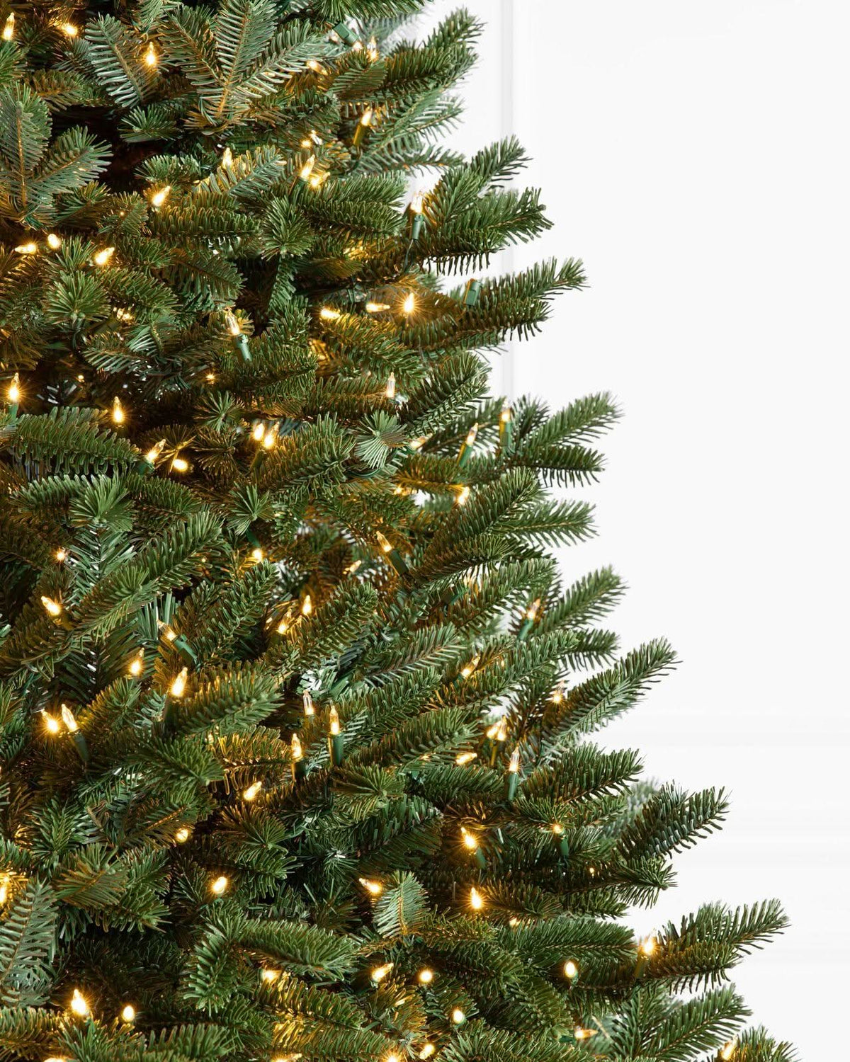 Árvore de Natal Verde Clássica com Galhos Flexíveis, Base Metálica e Micro LEDs Integrados