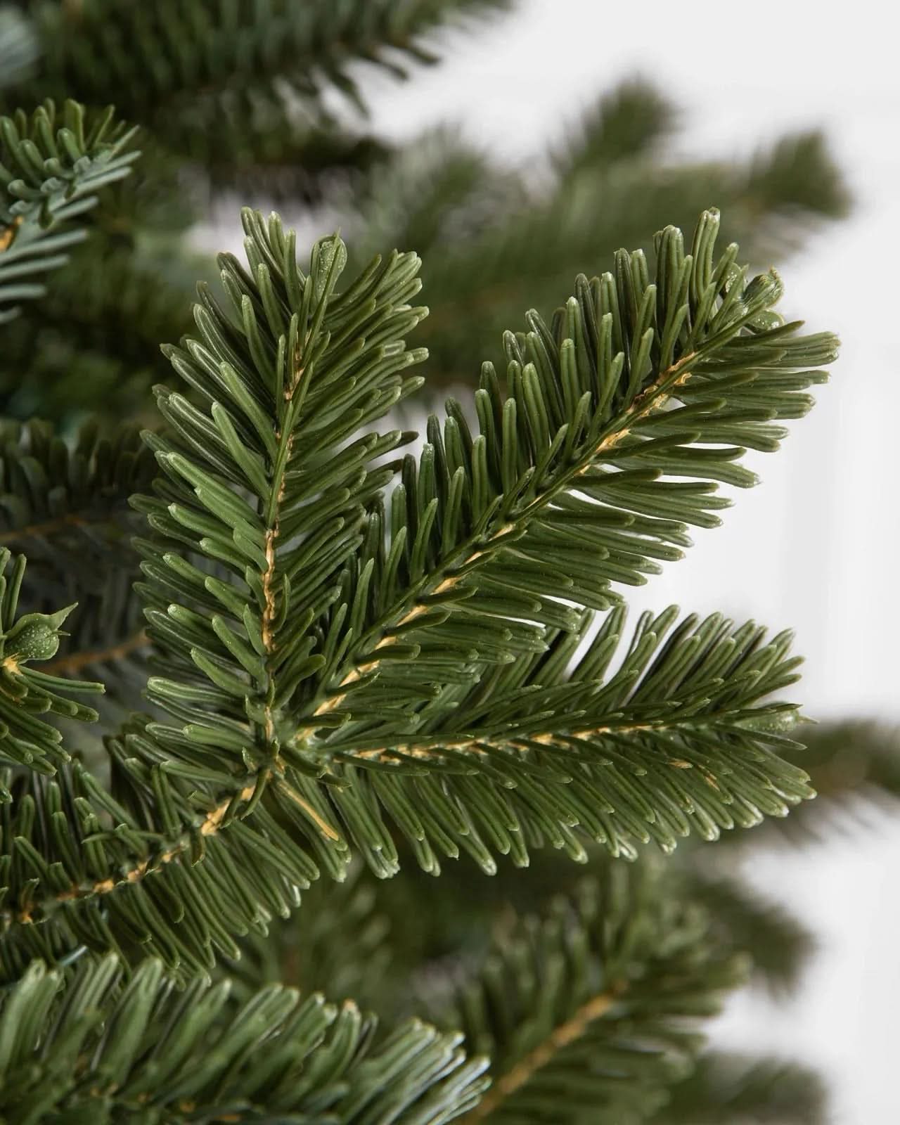 Árvore de Natal Fraser Fir com Galhos Flexíveis, Base Metálica e Micro LEDs Coloridos Integrados