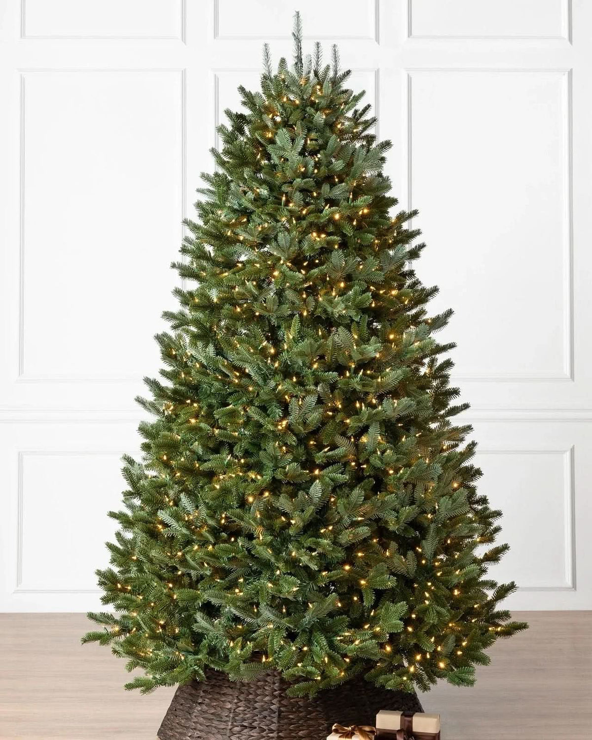 Árvore de Natal Verde Premium com Galhos Flexíveis, Base Metálica com Rodas e Micro LEDs Integrados