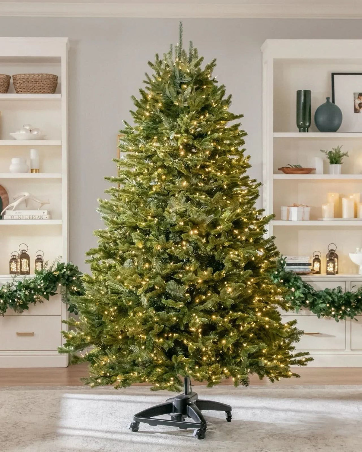 Árvore de Natal Verde Premium com Galhos Flexíveis, Base Metálica com Rodas e Micro LEDs Integrados