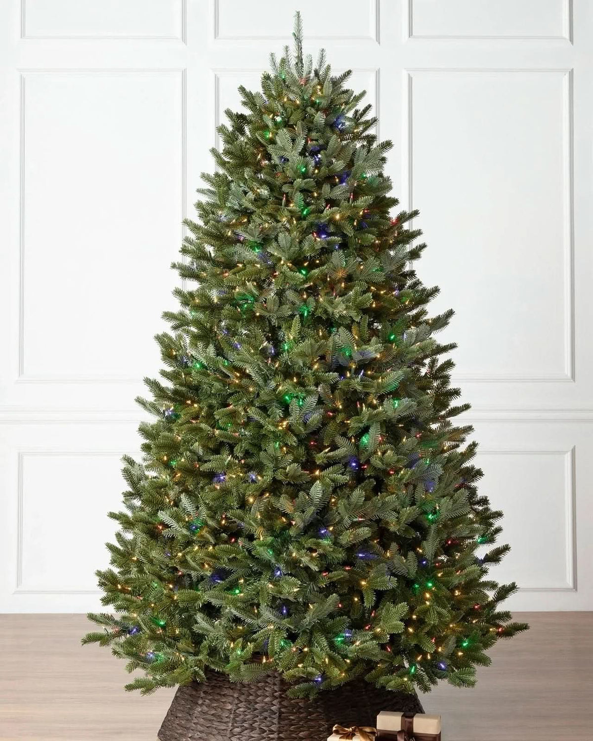Árvore de Natal Fraser Fir com Galhos Flexíveis, Base Metálica e Micro LEDs Coloridos Integrados