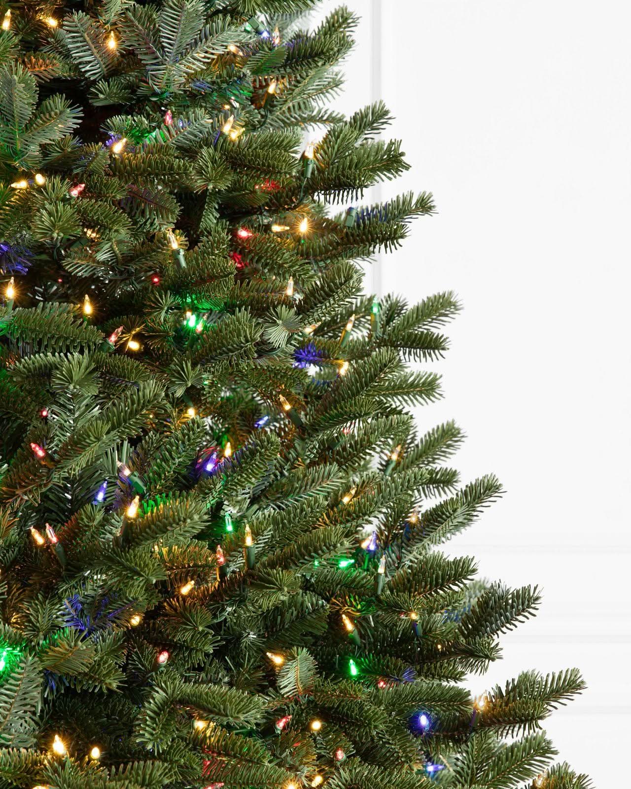 Árvore de Natal Fraser Fir com Galhos Flexíveis, Base Metálica e Micro LEDs Coloridos Integrados